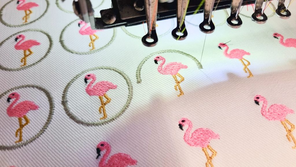 Die Stickmaschine setzt die Datei in Stoff um – Faden für Faden. Wie Piratenbande Flicken handmade in Berlin gestickt werden.