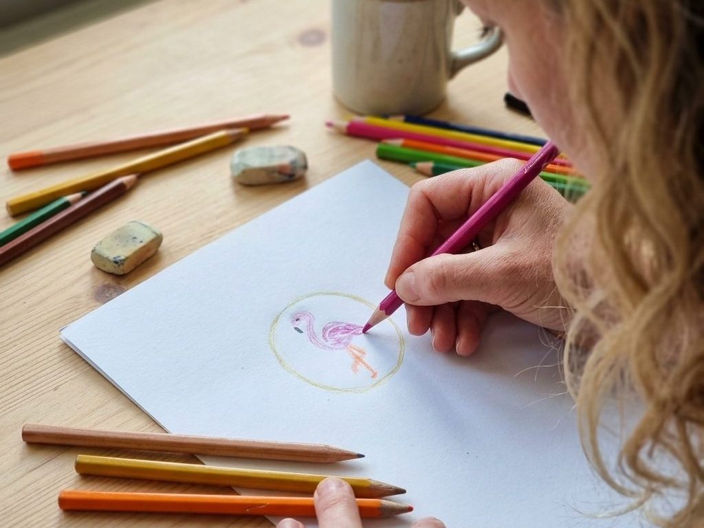 Jeder Flicken beginnt mit einer Skizze – hier entsteht die Grundform des Motivs. Wie Piratenbande Handmade Flicken in Berlin entstehen.
