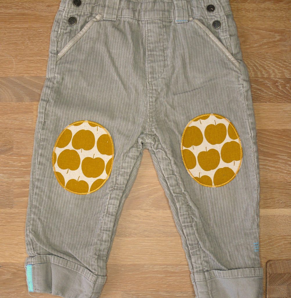 große Bügelflicken auf Kinderhose Gr. 92
