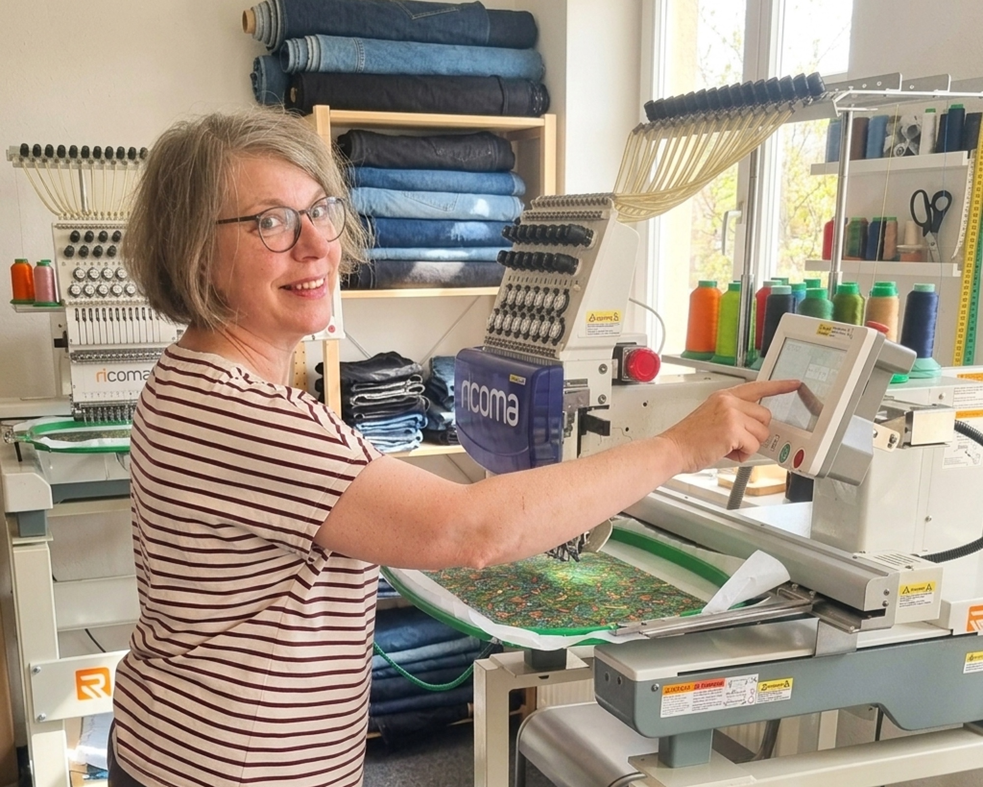 Jana von der Piratenbande bedient die Stickmaschine